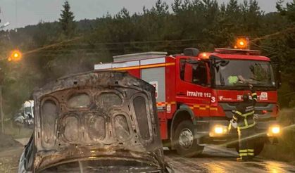 Seyir Halindeki Otomobil Alev Aldıktan Sonra Patladı