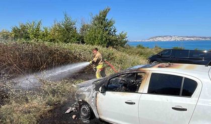 Sinop'ta Park Halindeki Otomobilin Motoru Alev Aldı