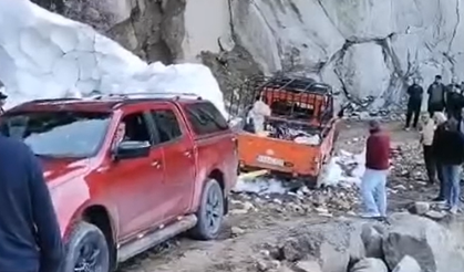 Arhavi’de Yayla Yolunda Kar Sürprizi: Mahsur Kalan Araç Kurtarıldı
