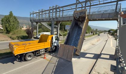 Damperi Açık Kalan Tır Üst Geçide Takıldı: 1 Yaralı
