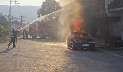 Park Halindeki Otomobilde Çıkan Yangın Binaya Sıçradı