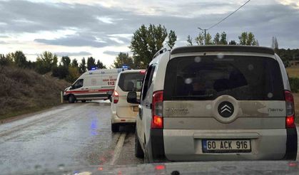 İki Otomobil Kafa Kafaya Çarpıştı: 5 Yaralı