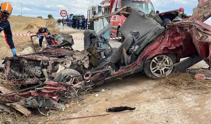 Kamyon İle Otomobil Birbirine Girdi: 3 Kişi Hayatını Kaybetti