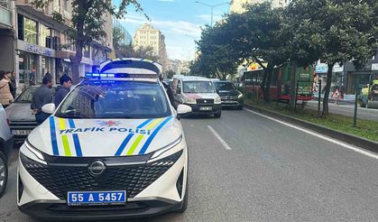 Samsun'da Motosiklet Otomobile Girdi: 2 Yaralı
