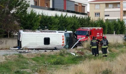 Servis Minibüsü İle Otomobil Birbirine Girdi 8'i Çocuk 9 Yaralı