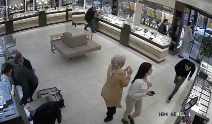 Sokak Ortasında Rastgele Ateş Açtı: 4 Yaralı