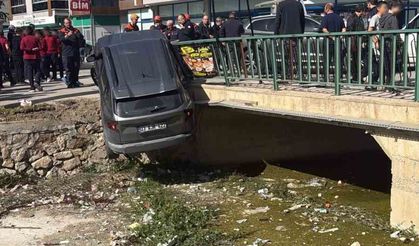 Zincirleme Kaza Sonrası Otomobil Dereye Uçtu