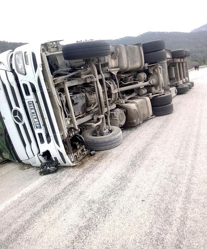 Devrilen TIR'daki yumurtalar yollara saçıldı