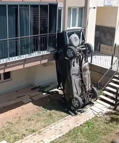 Kadın aday sürücü apartmanın bahçesine uçtu