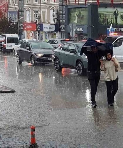 Erzurum’da sağanak hayatı felç etti