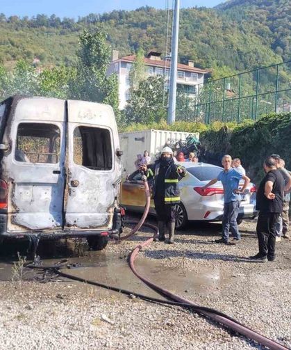 Park halinde alevlere teslim olan panelvan araç yandı