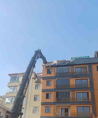 Ordu’da Zemini Kayan Ve Çatlaklar Oluşan Binada Yıkım Başladı