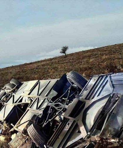 Yolcu Otobüsü Devrildi: 2 Ölü, 21 Yaralı