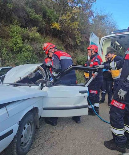 Kaya Parçası Otomobilin Üzerine Düştü: 5 Yaralı