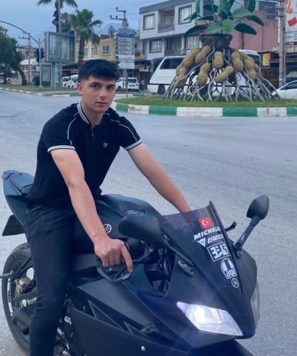 Mezarlıkta Otomobilde 2 Genç Ölü Bulundu, Otomobilde İsimleri Yazılı Şef Bıçağı Bulundu