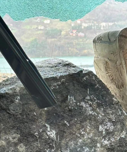 Artvin'de Minibüsün Üzerine Dev Kayalar Düştü, 3 Kişi Şans Eseri Kurtuldu