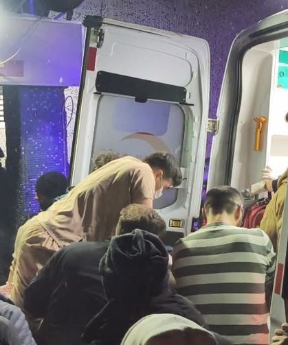 Kalbi Duran Yaralı İçin Doktor Sedye Üzerinde Kalp Masajı Yaptı