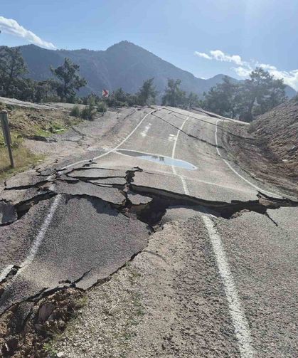 3 Mahallenin Ulaşımını Sağlayan Yol Çöktü