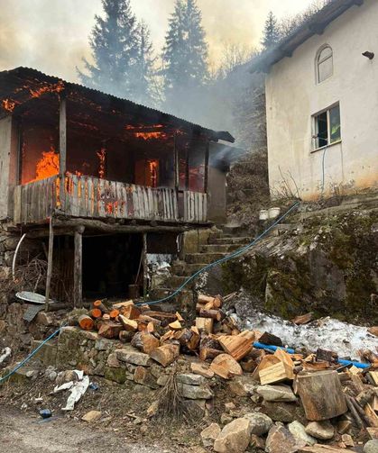Artvin'de Cami Lojmanında Yangın