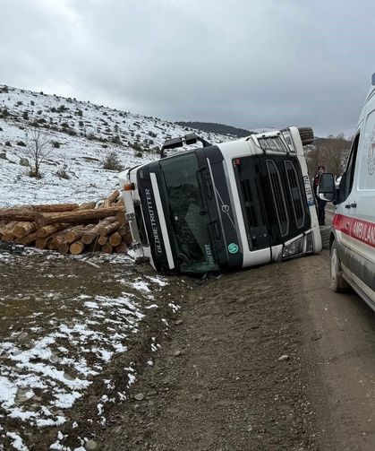 Bolu'da Tomruk Yüklü Tır Devrildi: 1 Yaralı