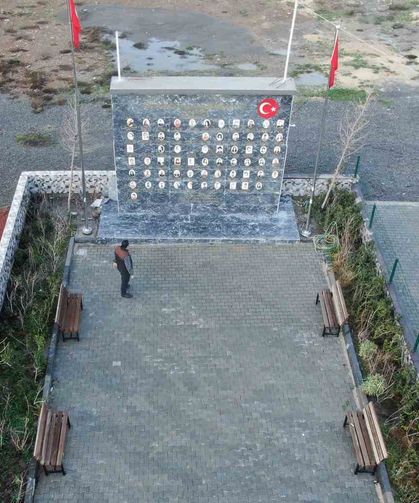 İki Çocuğunu Kaybeden Muhtar Köyüne Deprem Anıtı Yaptırdı