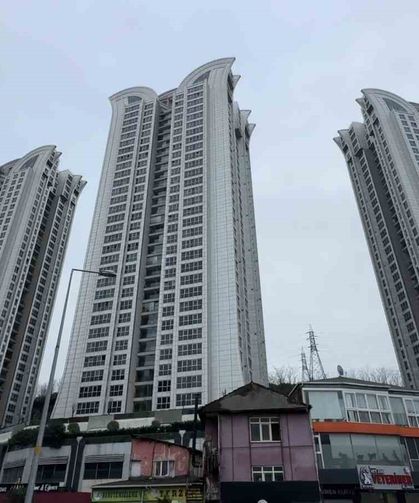 İstanbul'da Lüks Sitede 30'uncu Kattan Düşen Çocuk Hayatını Kaybetti