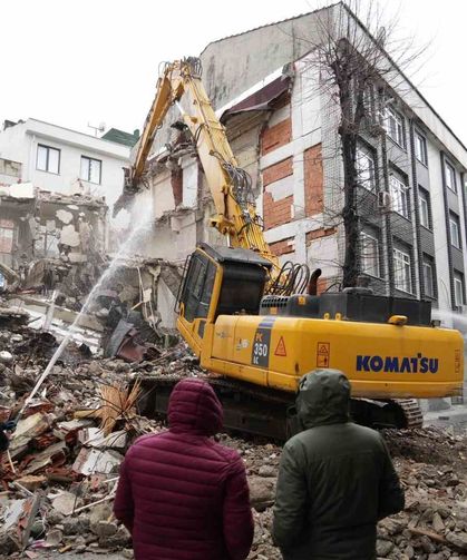 Kepçe Komşu Eve Girdi, Genç Kız Çığlık Atarak Yardım İstedi