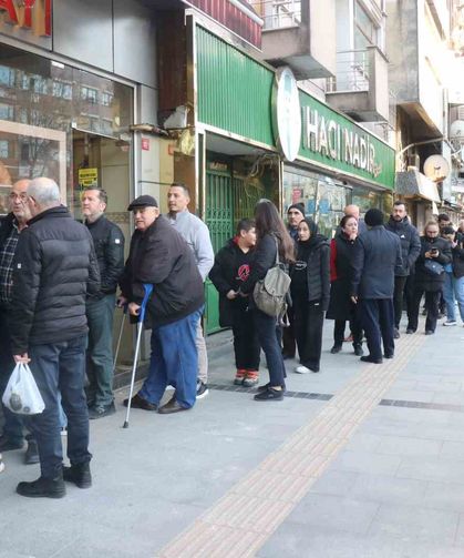 Sakarya'da İlk İftar Öncesi Metrelerce Pide Kuyruğu