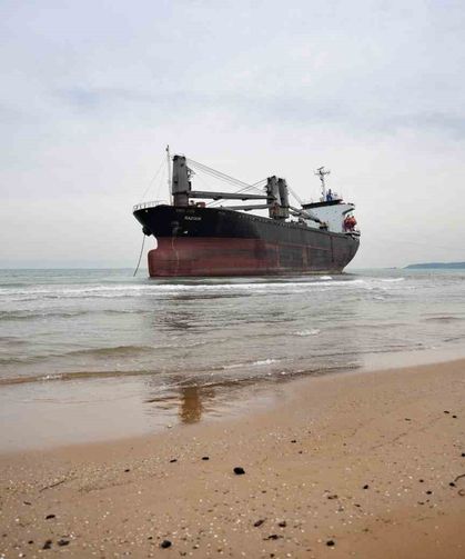 Sarıyer'de Karaya Oturan Gemiyi Kurtarma Çalışmaları Sürüyor
