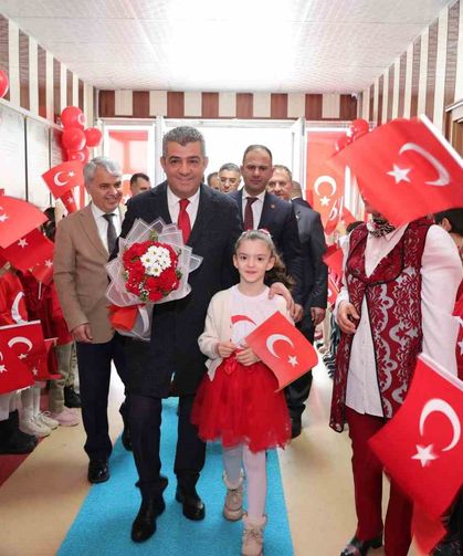 Yeni Döneme Ay-yıldızlı Bayrakla Başladılar