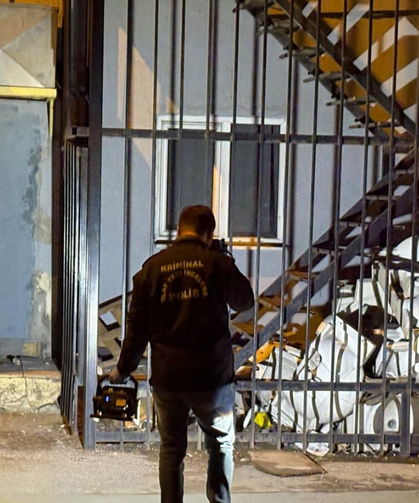 Tabancayla Uğraşırken Kendini Vurdu, Silahı Yangın Merdivenine Sakladı