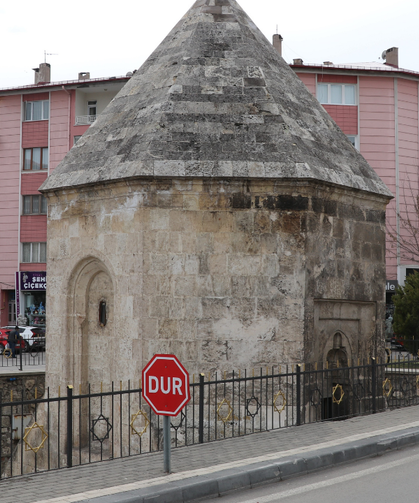 Gün Boyu İnsanlar Fark Etmeden Yanından Geçiyor