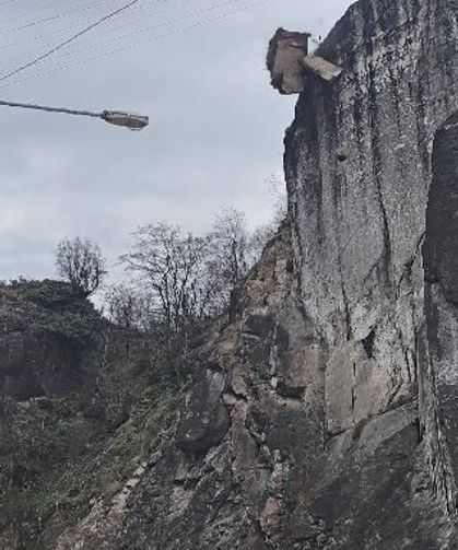 Artvin'de Tehlike Oluşturan Kayalar Kontrollü Şekilde Düşürüldü