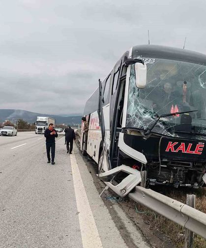 Bolu’da Yolcu Otobüsü İle Çarpışan Tır Refüje Savruldu