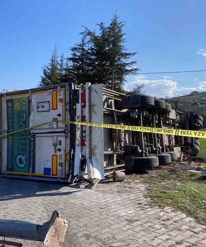 Çay Yüklü Tır Devrildi: 1 Yaralı