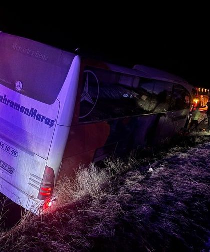 Erzincan'da Kontrolden Çıkan Yolcu Otobüsü Bariyerlere Çarptı