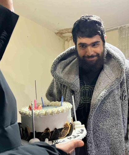 Evden Çıkmayan Telefon Bağımlısı Genç 25. Yaşına Bilgisayar Başında Girdi