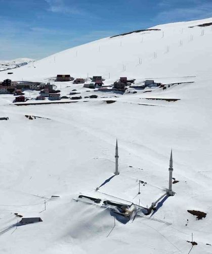 Kadırga Yaylası'ndaki Üstü Açık Camiden Kar Manzaraları