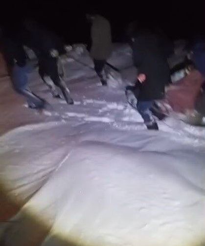 85 Yaşındaki Hasta Leğenle Taşınarak Ambulansa Ulaştırıldı