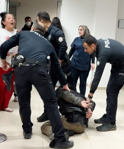 Oğul Annesinin Sevgilisini Bıçakladı, Anne İse Polis Memurunu Tokatladı