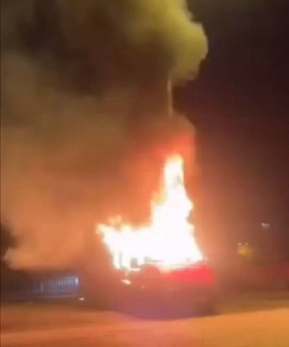 Park Halindeki Minibüs Alevlere Teslim Oldu