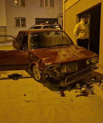 Sevgilisinden Ayrılan Genç Sokak Ortasında Aracını Parçaladı