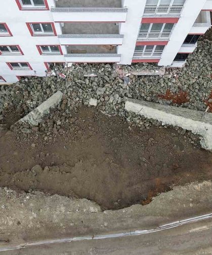 Trabzon'da İstinat Duvarı Çöktü, 9 Katlı Bina Zarar Gördü
