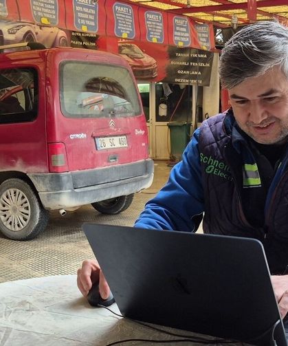 Yıllardır Yaptığı Mesleğinin Bilgisayar Oyununu Oynadı