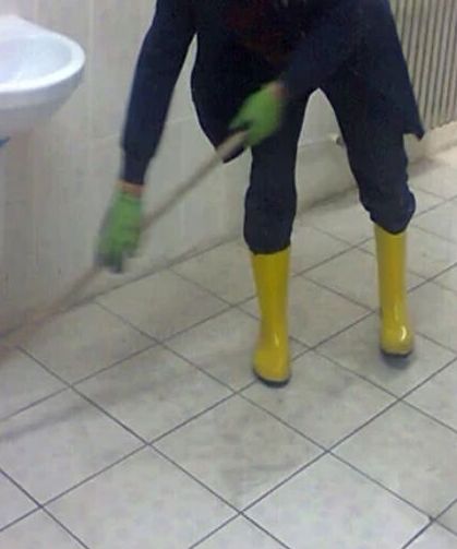 Okul Tuvaletinde Silah Ve Tehdit Notu Bulundu