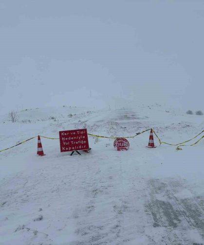Ardahan-ardanuç Kara Yolu Kar Ve Tipi Nedeniyle Ulaşıma Kapatıldı
