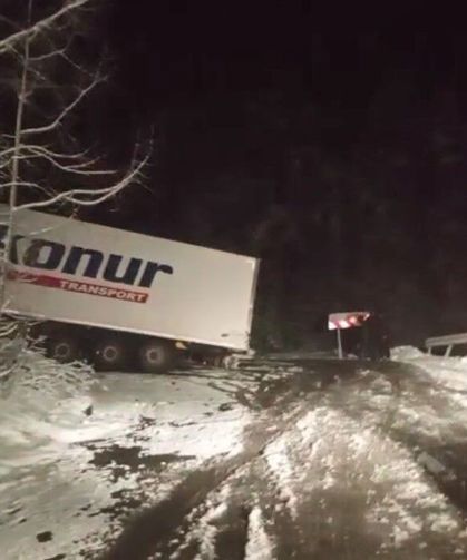 Ardahan-artvin Karayolunda Kayan Tır Yolu Kapattı, Onlarca Araç Mahsur Kaldı