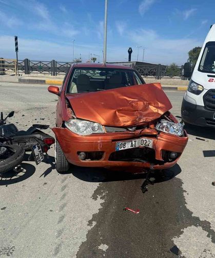 Arhavi'de Otomobil İle Motosiklet Çarpıştı: 1 Ölü