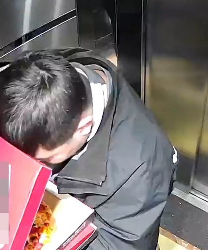 Asansöre Tuvaletini Yapan Kuryeye Asansörü Temizlettiler