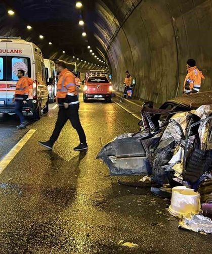 Bolu Dağı Tüneli'nde Tırla Çarpışan Otomobil Hurdaya Döndü: 5 Yaralı